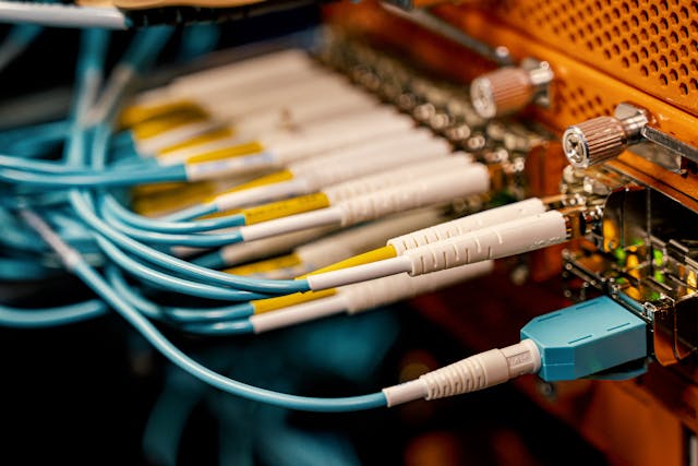 Les connexions par câble fibre optique, offrant une bande passante élevée pour les réseaux modernes